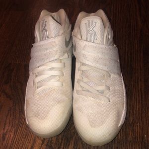 Nike Kyrie triple white